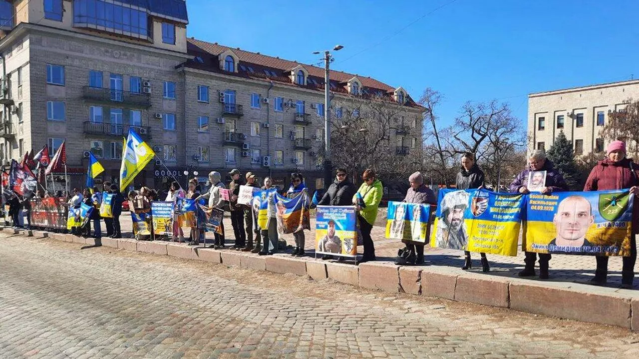 Ukraine : Les épouses des soldats des forces armées ukrainiennes portés disparus ont manifesté à Kirovohrad.