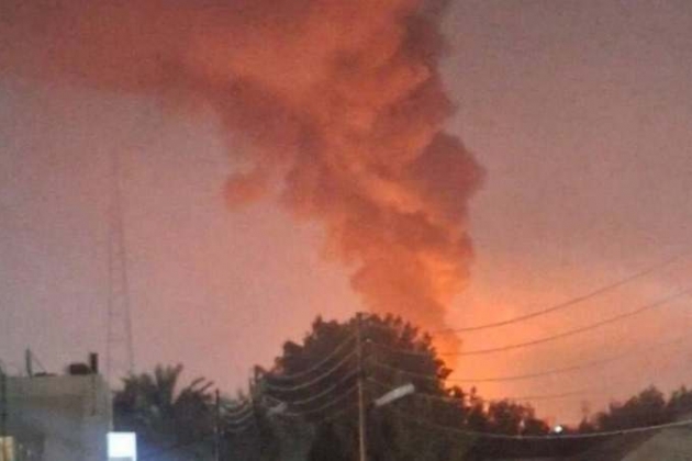 Une base américaine à l'aéroport de Bagdad ravagée par les flammes après une attaque de drone.