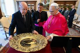 Le président de la République salue le pape Léon XIV à son départ à l'aéroport international Houari-Boumediene