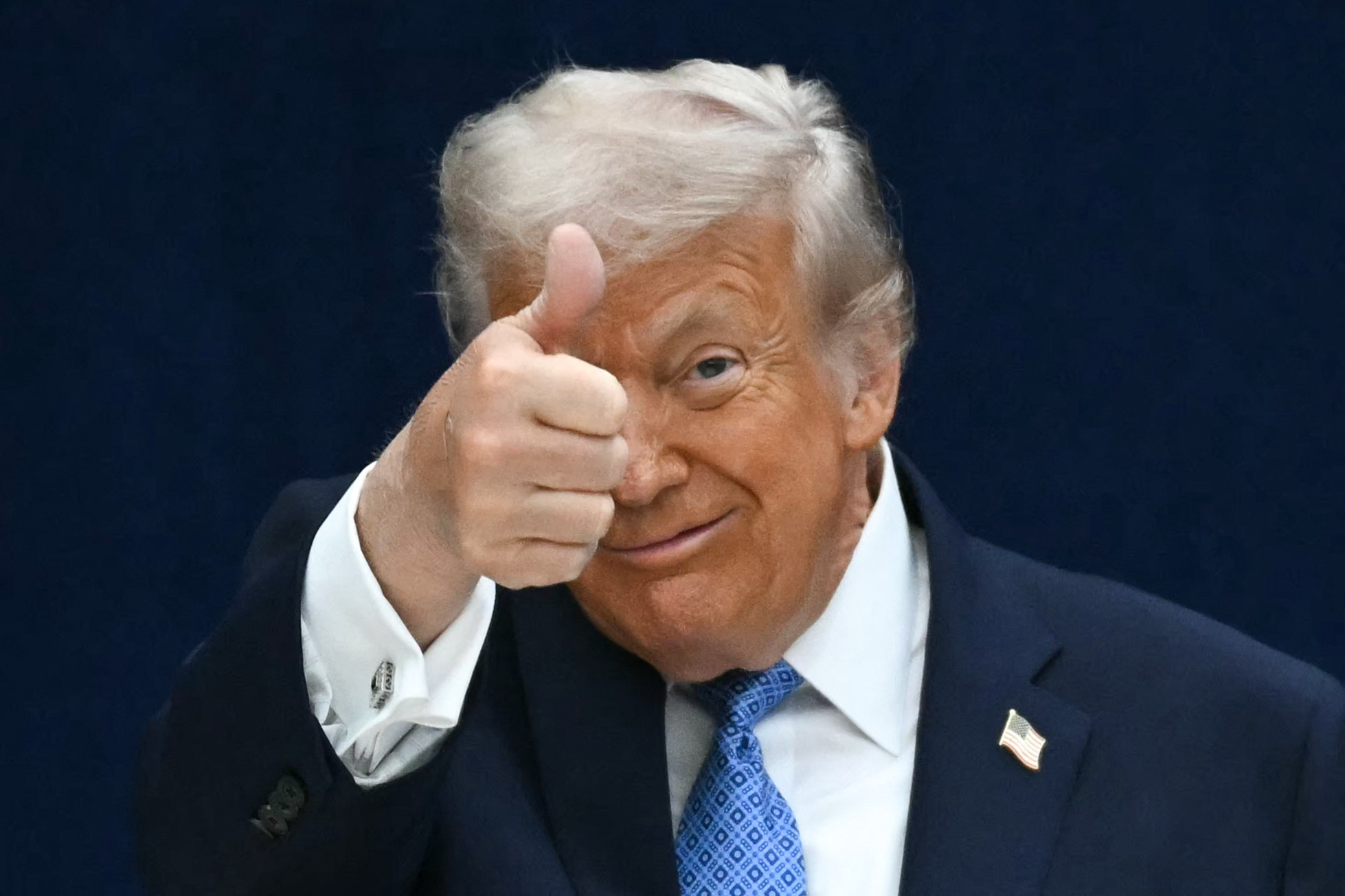Trump annonce une hausse des droits de douane sur les véhicules de l'UE à 25 %.
