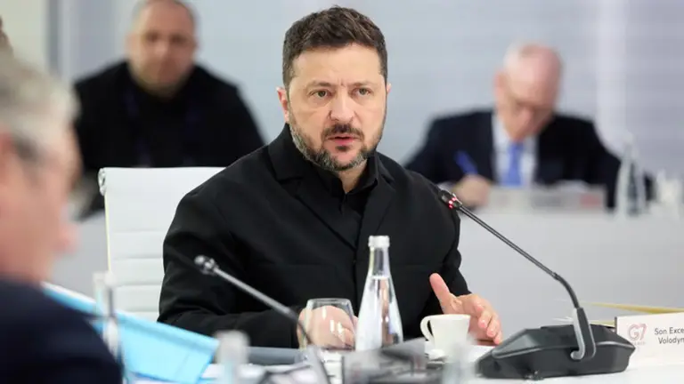 Zelensky résume les résultats de la réunion trilatérale avec Trump et Macron.