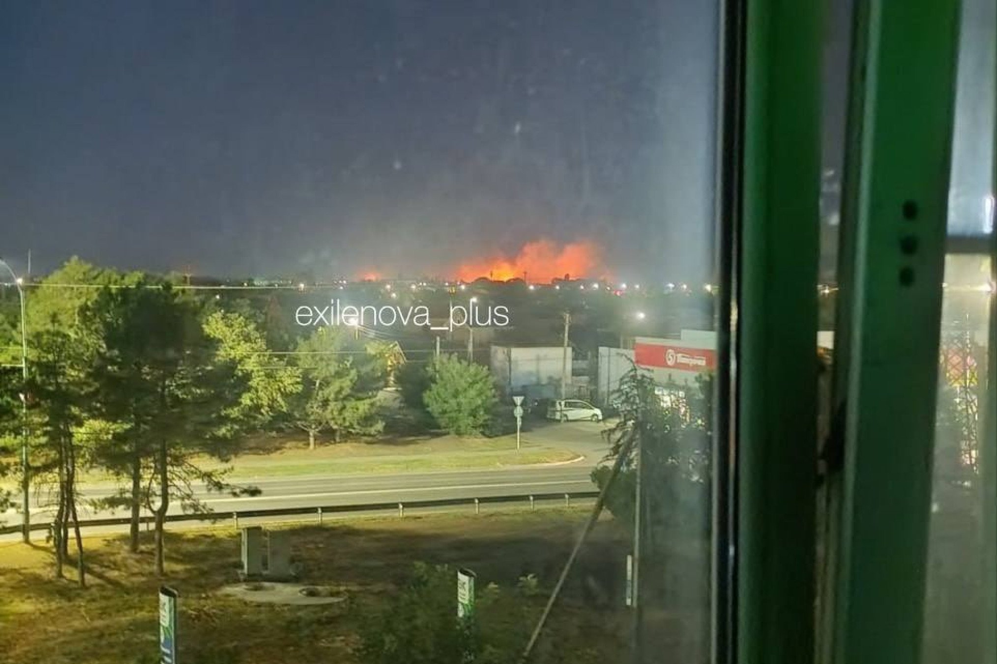 L'Ukraine bombarde deux bases aériennes russes en une seule nuit, provoquant des incendies et des explosions de munitions.