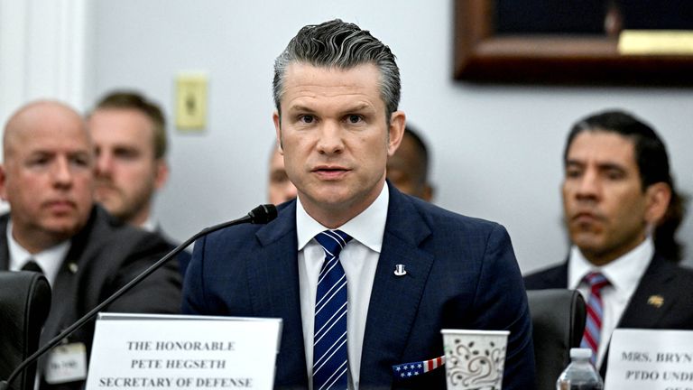 Le secrétaire américain à la Guerre menace de tirer sur tout bateau iranien posant des mines dans le détroit d'Ormuz.