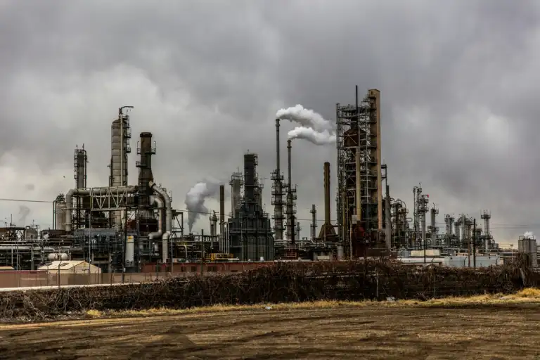 La guerre en Iran et la forte croissance de l'industrie du raffinage du pétrole : un boom temporaire ou durable ?
