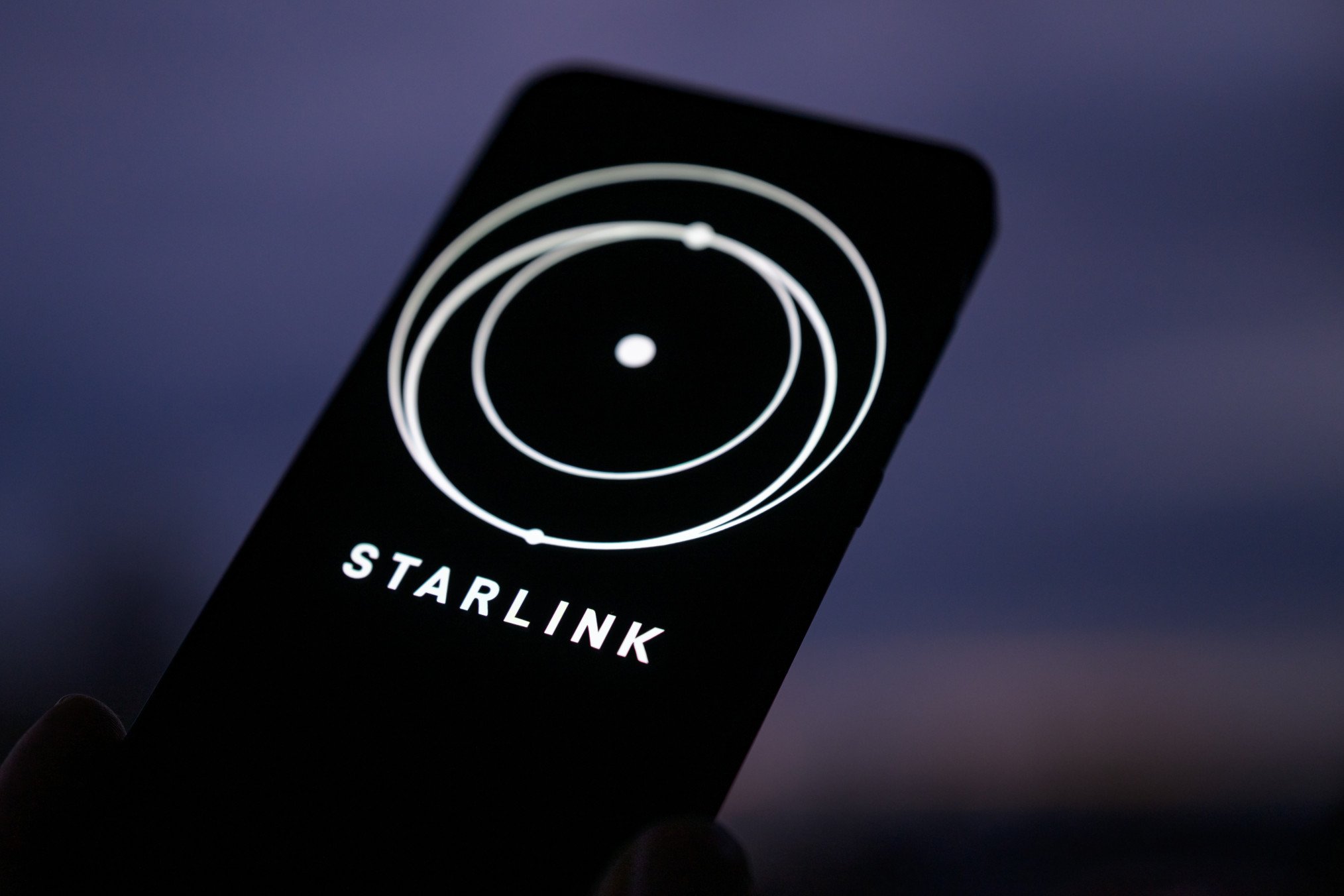 L'accès à Starlink en Ukraine menacé par un désaccord entre la Pologne et Elon Musk sur les règles d'itinérance des satellites.
