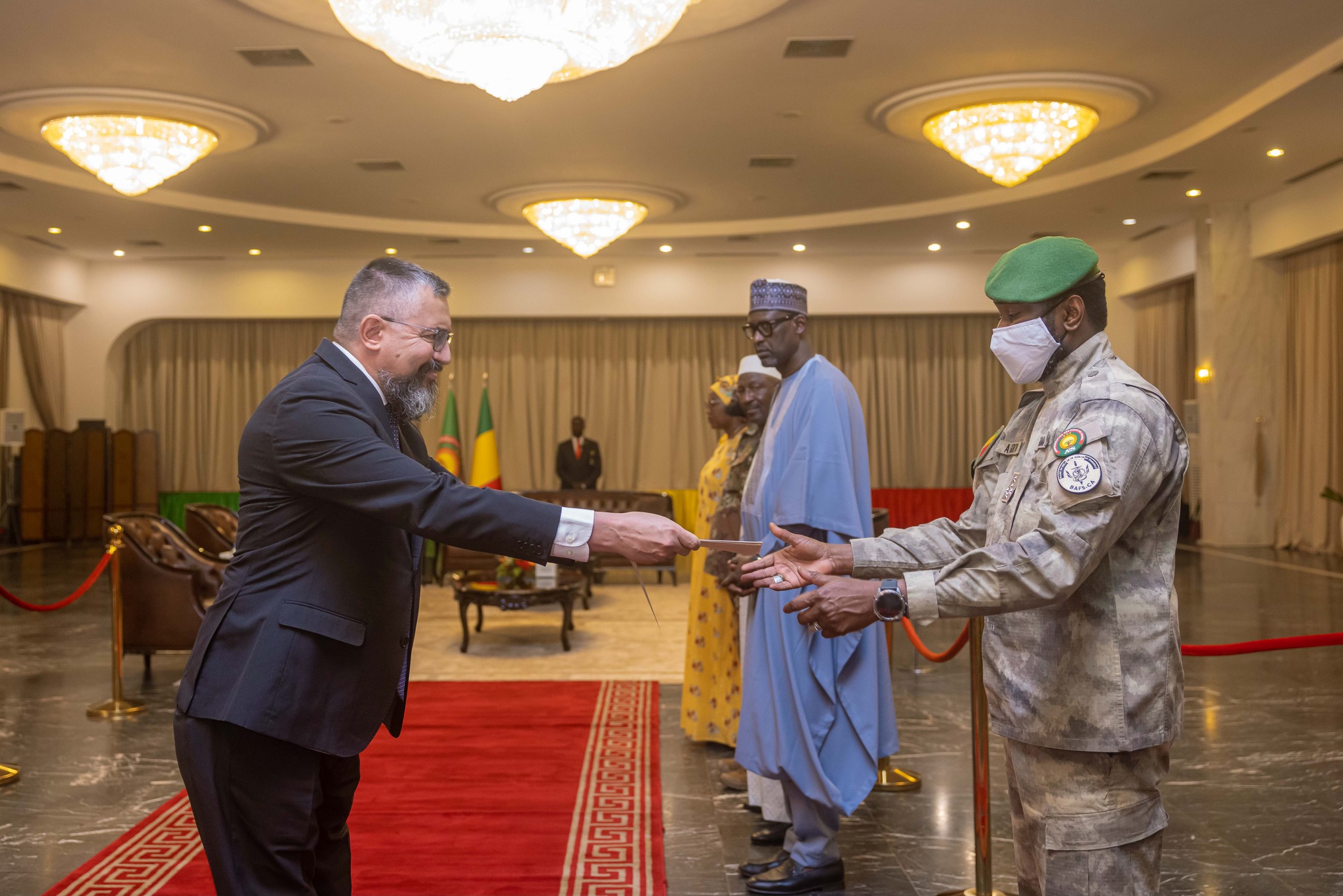 Mali :  Le Président de la Transition reçoit les lettres de créance de quatre nouveaux ambassadeurs.
