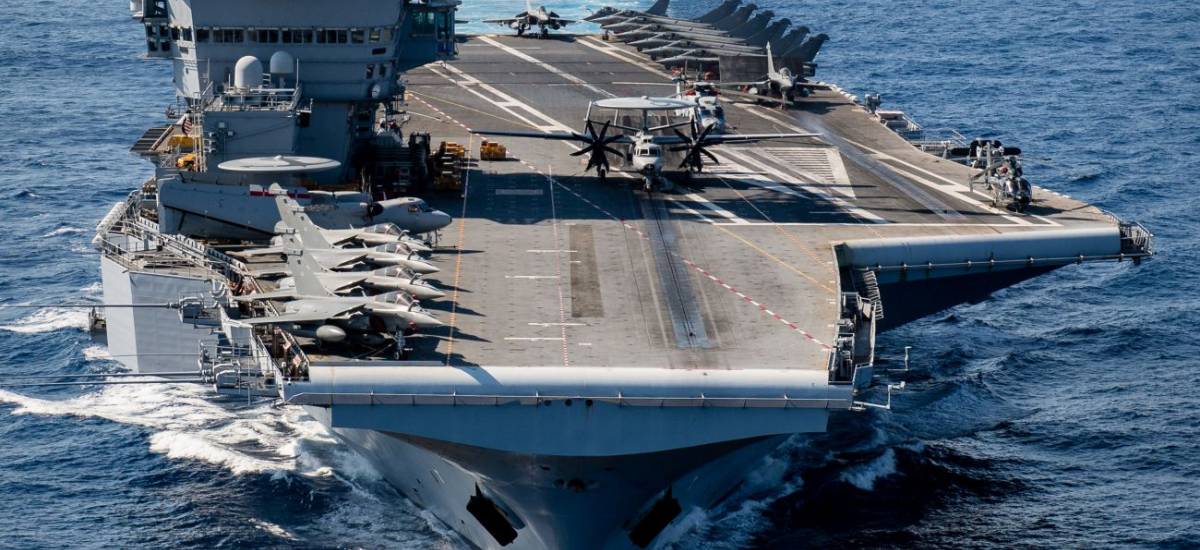 Le porte-avions français Charles de Gaulle traverse le canal de Suez en route vers la mer Rouge