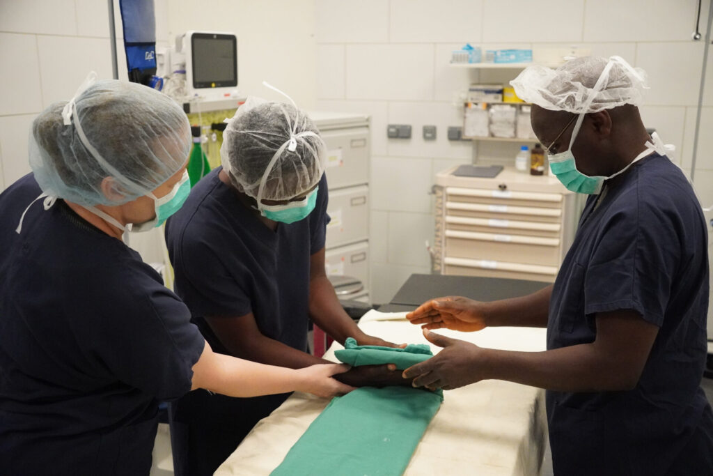 Des dirigeants de la Banque mondiale visitent un hôpital en Sierra Leone pour réduire la mortalité maternelle.
