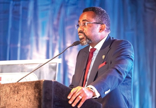Dr Johnson Pandit Asiama, Gouverneur, Conseil d'administration La Banque du Ghana ordonne aux banques de réduire leurs créances douteuses à 10 %.