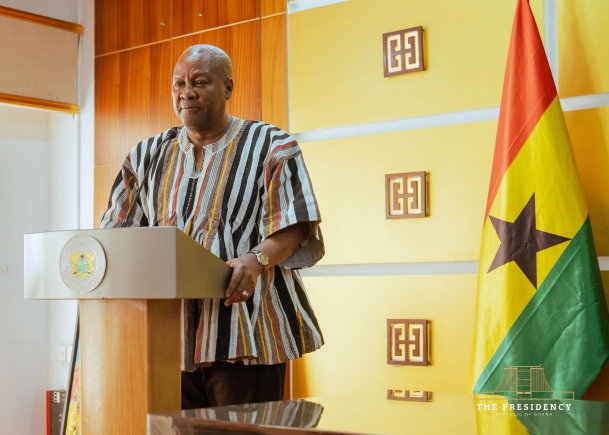 Le président Mahama promulgue la loi sur les tribunaux et neuf autres projets de loi.