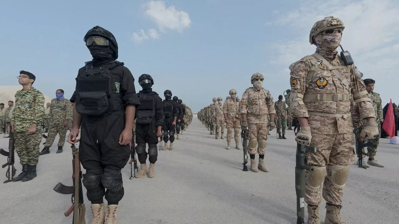 Les Gardiens de la Révolution iranienne annoncent le  bombardement du porte-avions américain Abraham Lincoln à l'aide de quatre missiles balistiques.