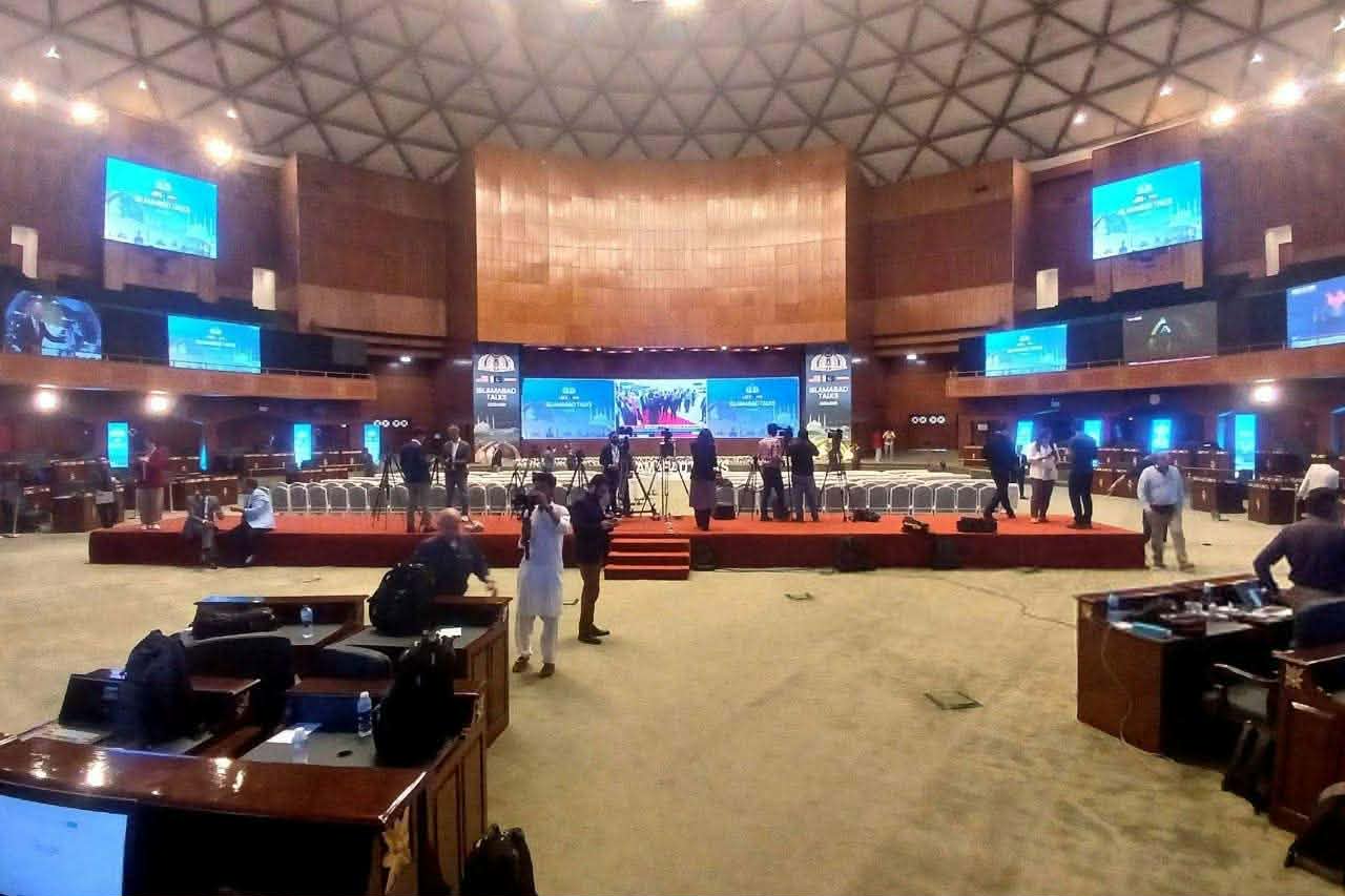 Les réunions en face à face débuteront après 15h00, heure de Moscou, et se tiendront dans trois lieux différents, mais pas dans des hôtels.