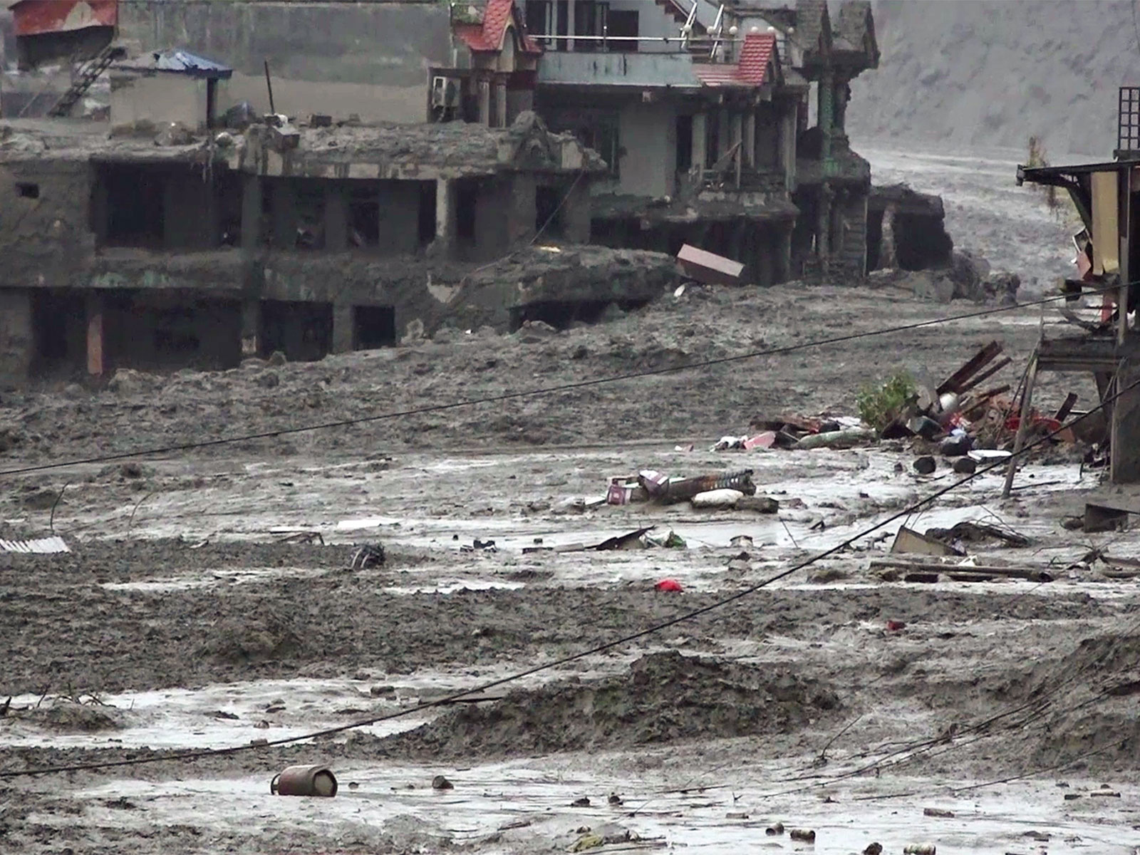 Népal : Inondation de Bhote Koshi : le bilan atteint 389 morts.