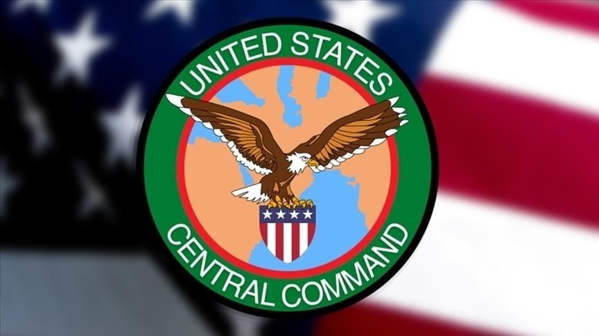 Le commandant du CENTCOM pilote un hélicoptère Apache au-dessus des eaux proches du détroit d'Ormuz.