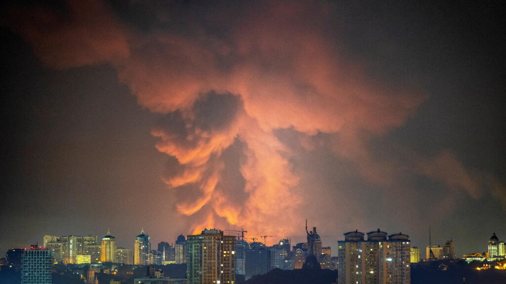 17 morts lors d'une frappe russe sur Kiev et sa région, avec 24 missiles balistiques et 115 drones.