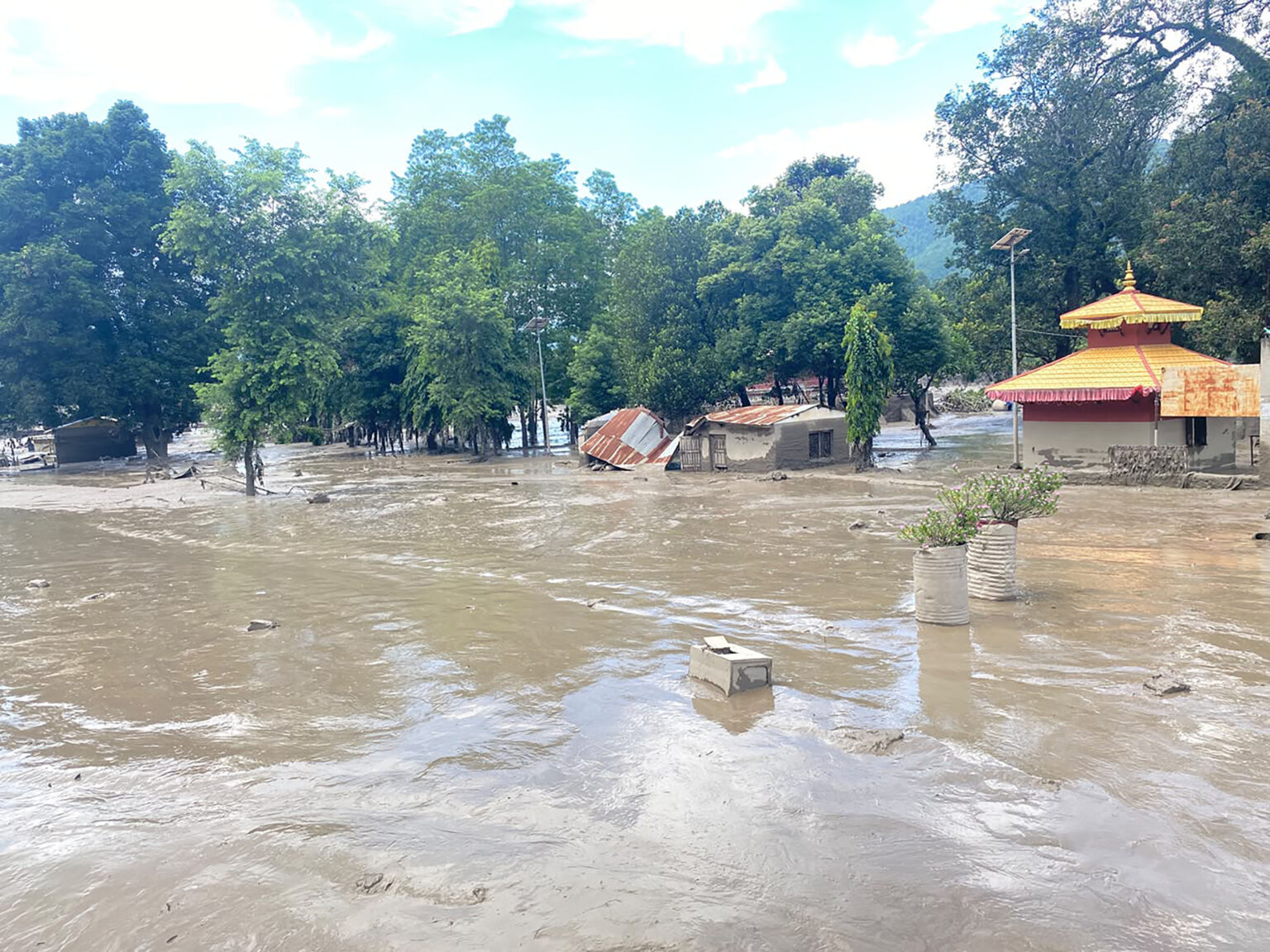 Népal /Inondations de la Bhote Koshi : le bilan des victimes s'alourdit à 270 morts, les recherches se poursuivent.