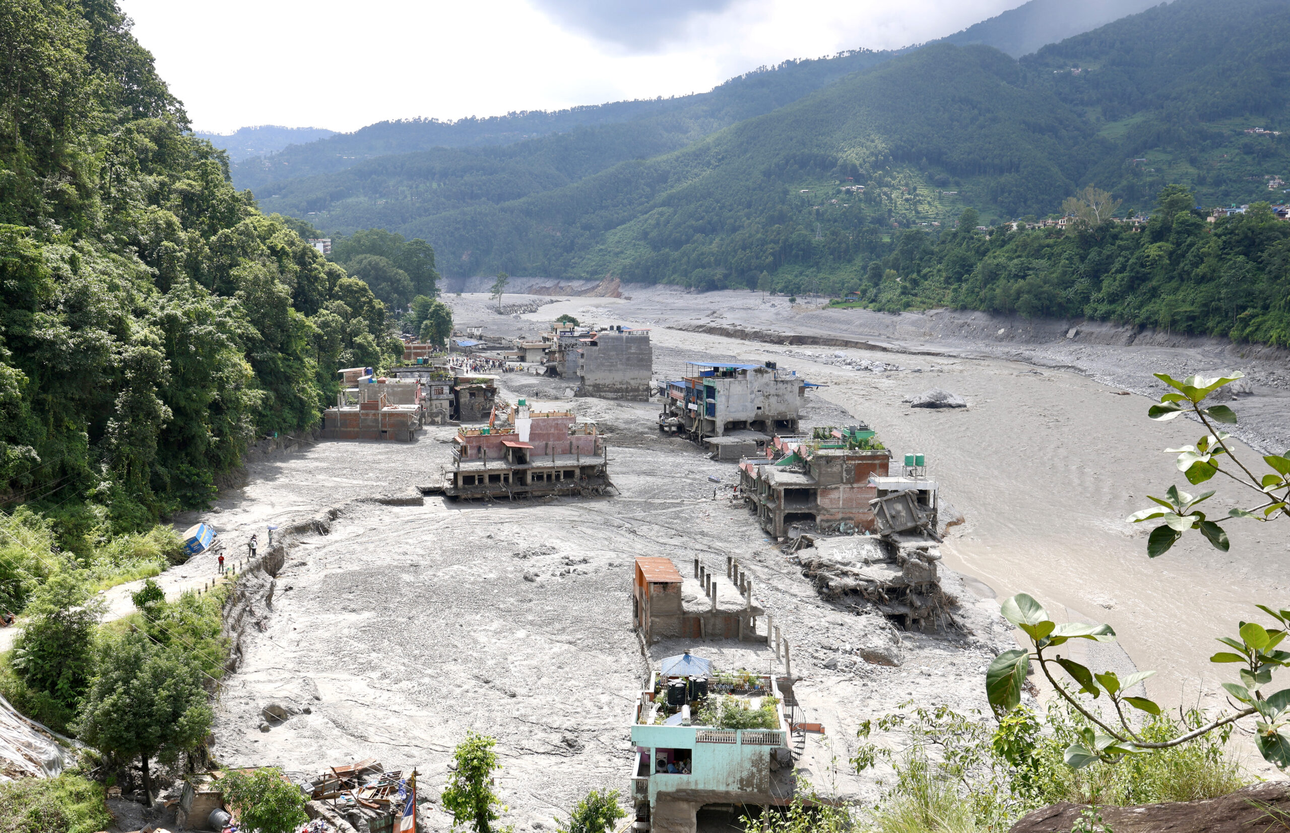 Népal : 261 ressortissants étrangers secourus lors des inondations de la Bhote Koshi, 320 restent injoignables.
