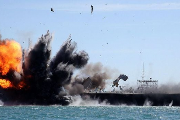 Un superpétrolier a pris feu dans le détroit d'Ormuz après avoir heurté des mines marines.