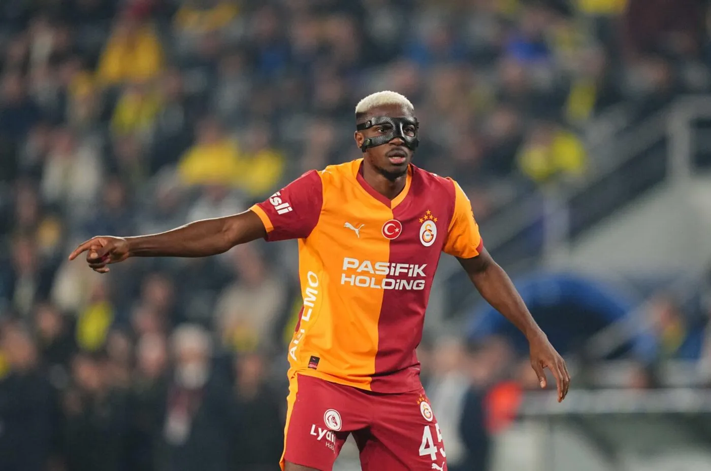 L'ancien attaquant des Super Eagles, Obinna Nsofor exhort Victor Osimhen à quitter Galatasaray
