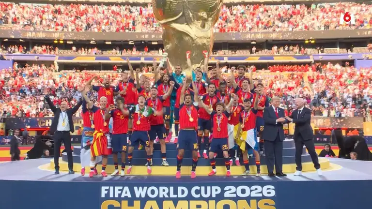 Trump a remis la Coupe du monde à l'Espagne sous les huées des tribunes.