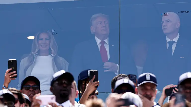 Trump a été amené à « toucher » la Coupe du monde derrière une vitre pare-balles lors de la finale de la Coupe du monde 2026.