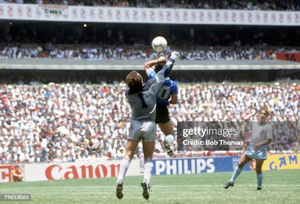 Le ballon « Main de Dieu » de Maradona vendu pour 3,3 millions de dollars.